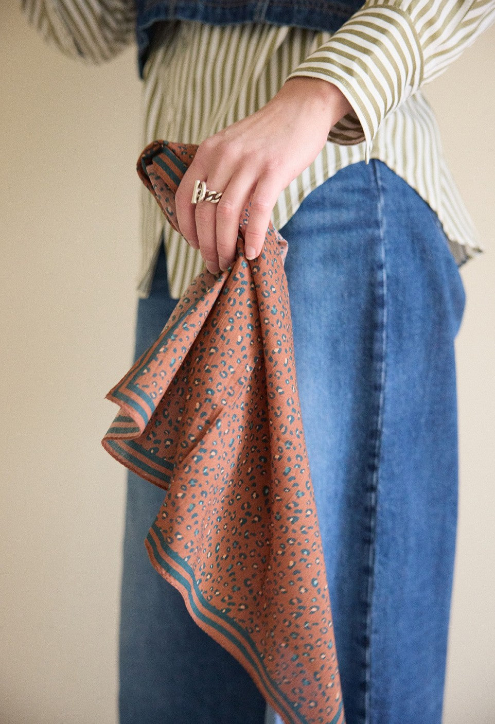 Petit Foulard en Coton Léopard Auburn