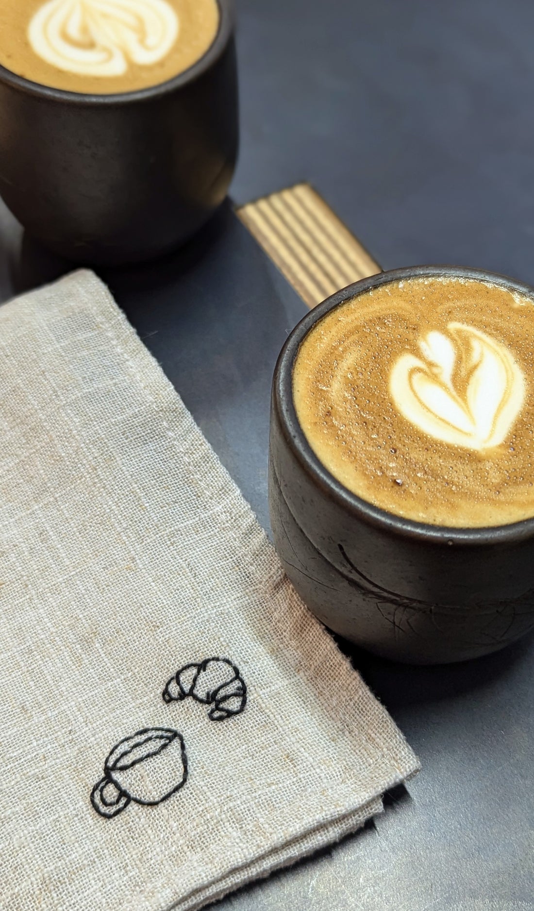Serviette de Table - Brodée à la Main - Café & Croissant